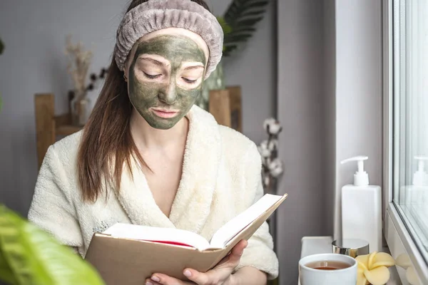 Mooie Jonge Vrouw Een Badjas Met Een Groen Cosmetisch Masker — Stockfoto