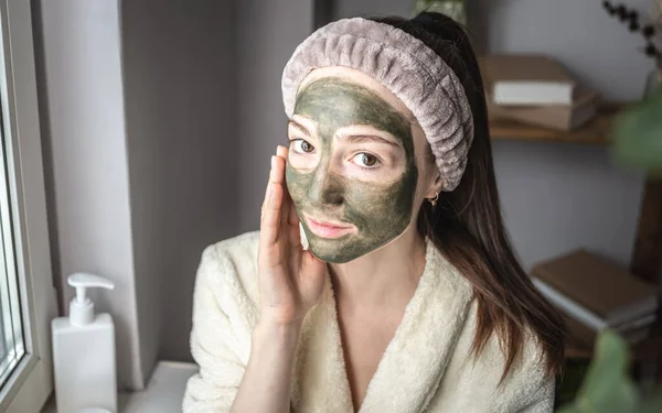 Portret Młodej Pięknej Kobiety Szlafroku Kosmetyczną Zieloną Maską Twarzy Pojęcie — Zdjęcie stockowe