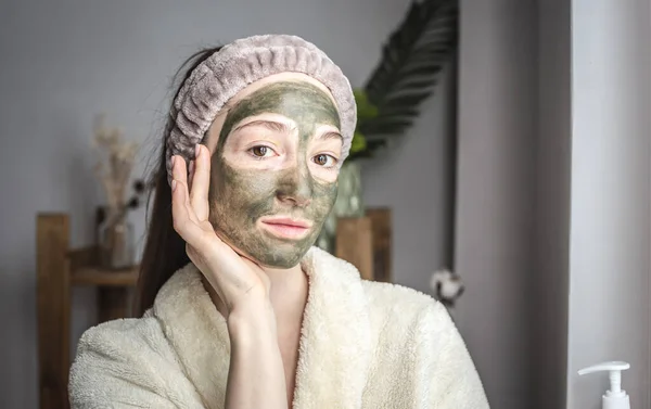 Egy Fiatal Gyönyörű Portréja Köntösben Egy Kozmetikai Zöld Maszkkal Arcán — Stock Fotó