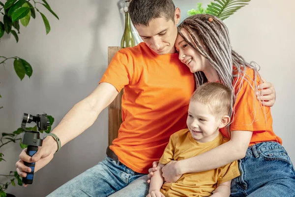 Молода Сучасна Гармонійна Родина Фотографує Яскравому Одязі Концепція Гарного Настрою — стокове фото