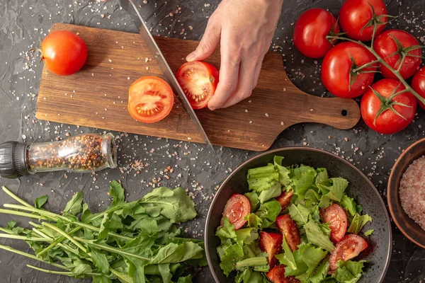 Frauenhände Schneiden Eine Reife Tomate Daraus Einen Leichten Gesunden Gemüsesalat — Stockfoto