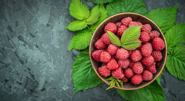 Appetizing Juicy Ripe Raspberries Bowl Surrounded Green Raspberry Leaves Black — Stock Photo, Image