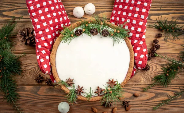 コーン 針葉樹の枝とスターアニスで飾られた白いクリームとお祝いのケーキ 新年とクリスマスの概念 スペースとトップビューのコピー — ストック写真