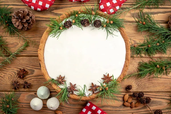 コーン 針葉樹の枝とスターアニスで飾られた白いクリームとお祝いのケーキ 新年とクリスマスの概念 スペースとトップビューのコピー — ストック写真