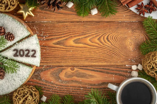 Bir Fincan Kahve 2022 Numaralı Çikolatayla Süslenmiş Beyaz Şenlikli Pasta — Stok fotoğraf