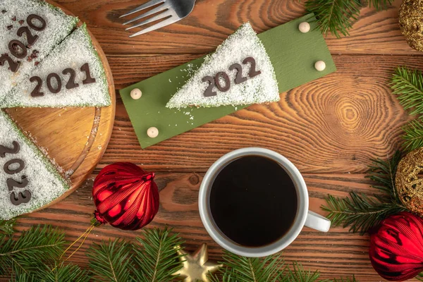 Witte Feestelijke Taart Versierd Met Cijfers Die Jaren Aangeven Plaat — Stockfoto