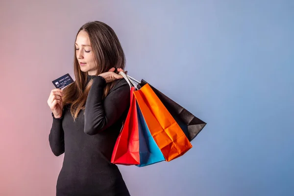 Ung Vacker Kvinna Svart Klänning Håller Ett Kreditkort Och Färgglada — Stockfoto