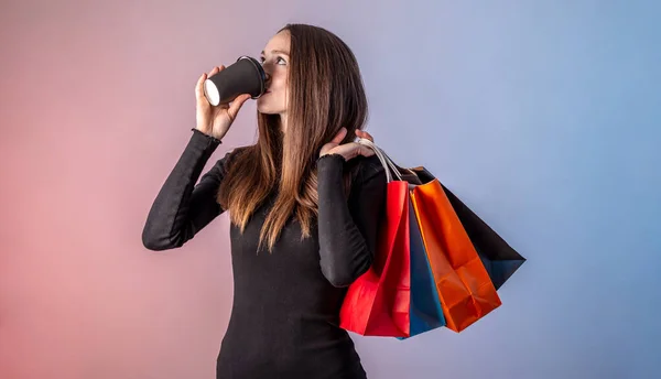 Modern Ung Kvinna Svart Klänning Håller Kopp Kaffe Och Färgglada — Stockfoto