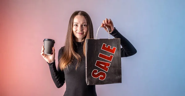 Kvinnan Svart Klänning Håller Kopp Kaffe Ena Handen Och Den — Stockfoto