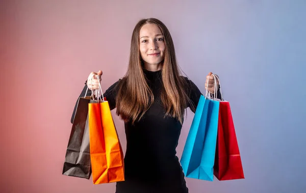 Молодая Красивая Женщина Черном Платье Держит Разноцветные Бумажные Пакеты Покупками — стоковое фото