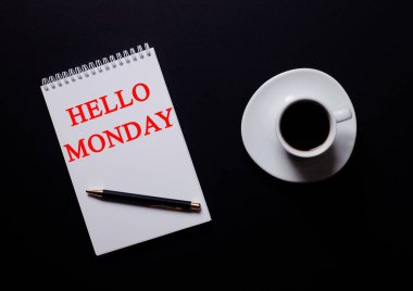 HELLO Monday siyah bir masanın üzerindeki beyaz bir fincan kahvenin yanında kırmızı renkli beyaz bir deftere yazılmıştır. Motivasyon kavramı