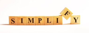 Hafif arkaplanda, SIMPLIFY metin ile ahşap küpler