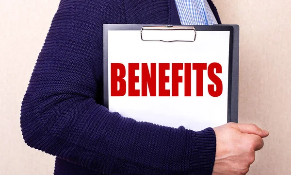 Слово Benefits Написано Білому Аркуші Чоловіка Стоїть Збоку — стокове фото