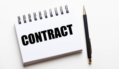 Hafif bir arkaplanda, beyaz bir defter üzerinde 