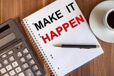 Hesap makinesinin yanında beyaz bir not defterine ve koyu ahşap bir fonda bir fincan kahveye yazılmasını sağla.