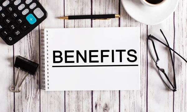 Слово Benefits Написано Білому Блокноті Біля Калькулятора Кави Окулярів Ручки — стокове фото