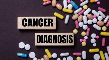 Kanser Diagnozu, çok renkli hapların yanındaki tahta bloklara yazılır. Tıbbi konsept