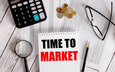 Hesap makinesi, para, gözlük, büyüteç ve kalem yanında beyaz bir not defterine yazma zamanı. İş konsepti