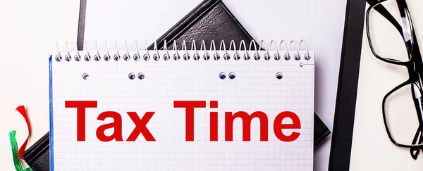 Tax Time Napsán Červeně Bílém Zápisníku Vedle Brýlí Černým Rámečkem — Stock fotografie