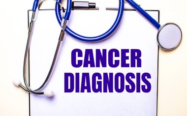Kanser Diagnozu steteskopun yanındaki beyaz bir çarşafta yazılır. Tıbbi konsept