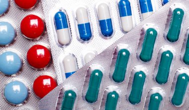 İlaçlar, antibiyotikler, haplar, ilaçlar. Geçmişinde renkli antibakteriyel haplar var. Kapsüller, haplar, ilaçlar