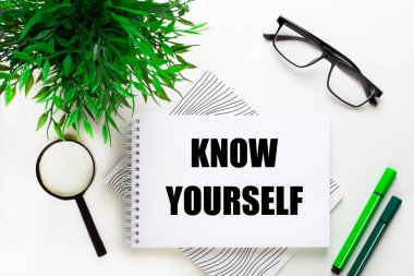 Beyaz arka planda, üzerinde 