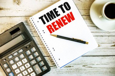 Kahvenin yanında beyaz kağıda ve açık tahta masaya hesap makinesine yazma zamanı. İş konsepti