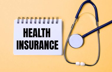 Masanın üzerinde raporlar, bir hesap makinesi ve üzerinde ExpENSES yazan bir kart var. İş konsepti