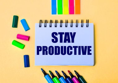 Bej bir arka planda, üzerinde 