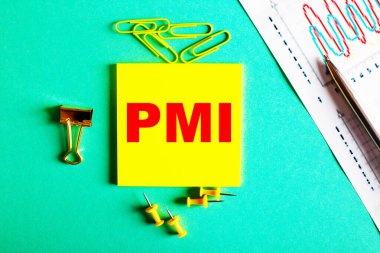 PMI, grafik ve kalemin yanındaki yeşil arkaplandaki sarı etikete kırmızı ile yazılmıştır.