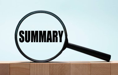 Açık mavi ahşap arka planda küpler. Üzerlerinde 