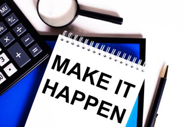 Mavi bir arkaplanda, hesap makinesinin yanında, büyüteç ve kalemin yanında, üzerinde 