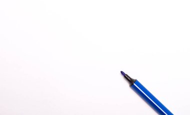 Beyaz arka planda mavi uçlu keçeli kalem. Boşluğu kopyala