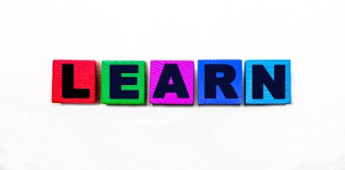 LEARN kelimesi açık arkaplanda renkli küplere yazılmıştır.