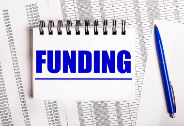 Masanın üzerinde mavi bir kalem ve üzerinde 