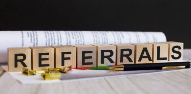REFERRALS kelimesi kalem ve belgenin yanındaki tahta küplere yazılmıştır. Sorun kavramı