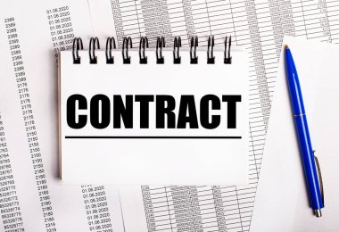 Masanın üzerinde mavi bir kalem ve üzerinde 