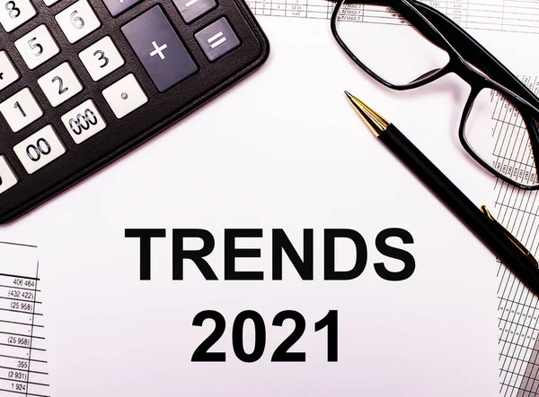 Reportážích Kalkulačka Brýle Pero Notebook Nápisem Trends 2021 — Stock fotografie
