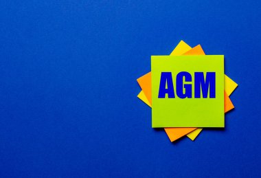 AGM Yıllık Genel Toplantısı mavi arka planda uyuşturucu etiketleriyle yazılmış