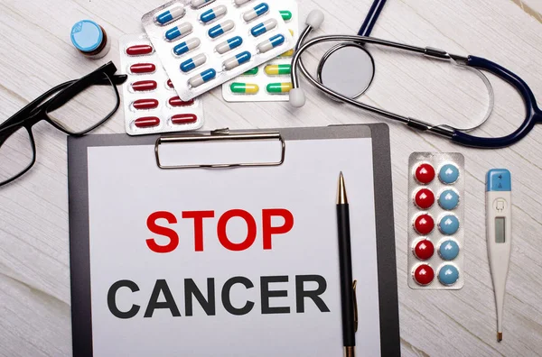 가벼운 배경에는 Stop Cancer 청진기 새겨진 종이가 의학적 — 스톡 사진