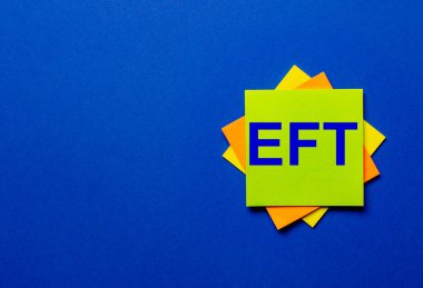 Mavi arka planda uyuşturucu etiketleriyle yazılmış EFT