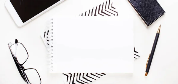 Wit Blanco Notitieboekje Bril Met Zwarte Rand Telefoon Pen Een — Stockfoto