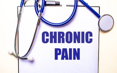 CHRONIC PaIN steteskopun yanındaki beyaz bir çarşafa yazılır. Tıbbi konsept