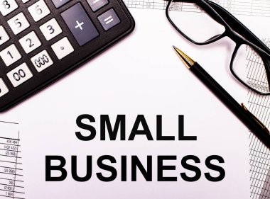 Raporlarda bir hesap makinesi, bir gözlük, bir kalem ve küçük bir not defteri var.