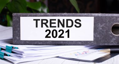 TRENDS 2021, belgelerin yanındaki gri bir klasöre yazılmıştır. İş konsepti