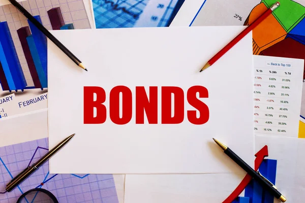 Bonds Escrito Fundo Branco Perto Gráficos Coloridos Canetas Lápis Conceito — Fotografia de Stock