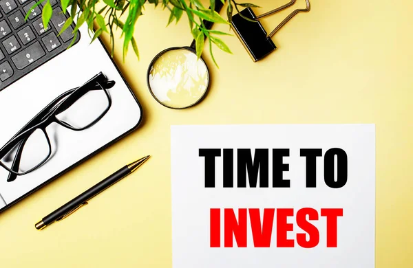 Tiempo Inversión Está Escrito Rojo Sobre Papel Blanco Sobre Fondo — Foto de Stock
