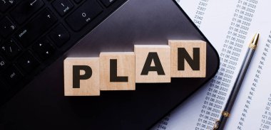 PLAN kelimesi kalemin yanındaki klavyede tahta küplere yazılır..