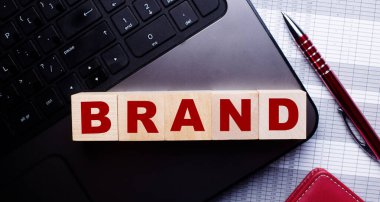 Klavyede, kepekli tükenmez kalemin yanında üzerinde 