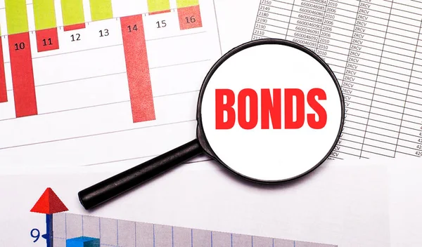 Ploše Grafy Reporty Lupa Nápisem Bonds Obchodní Koncept — Stock fotografie